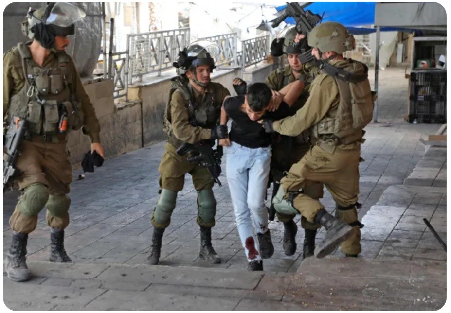 قوات الاحتلال تعتقل 14 فلسطينيًا في نابلس بينهم صحفي وأسرى محررون