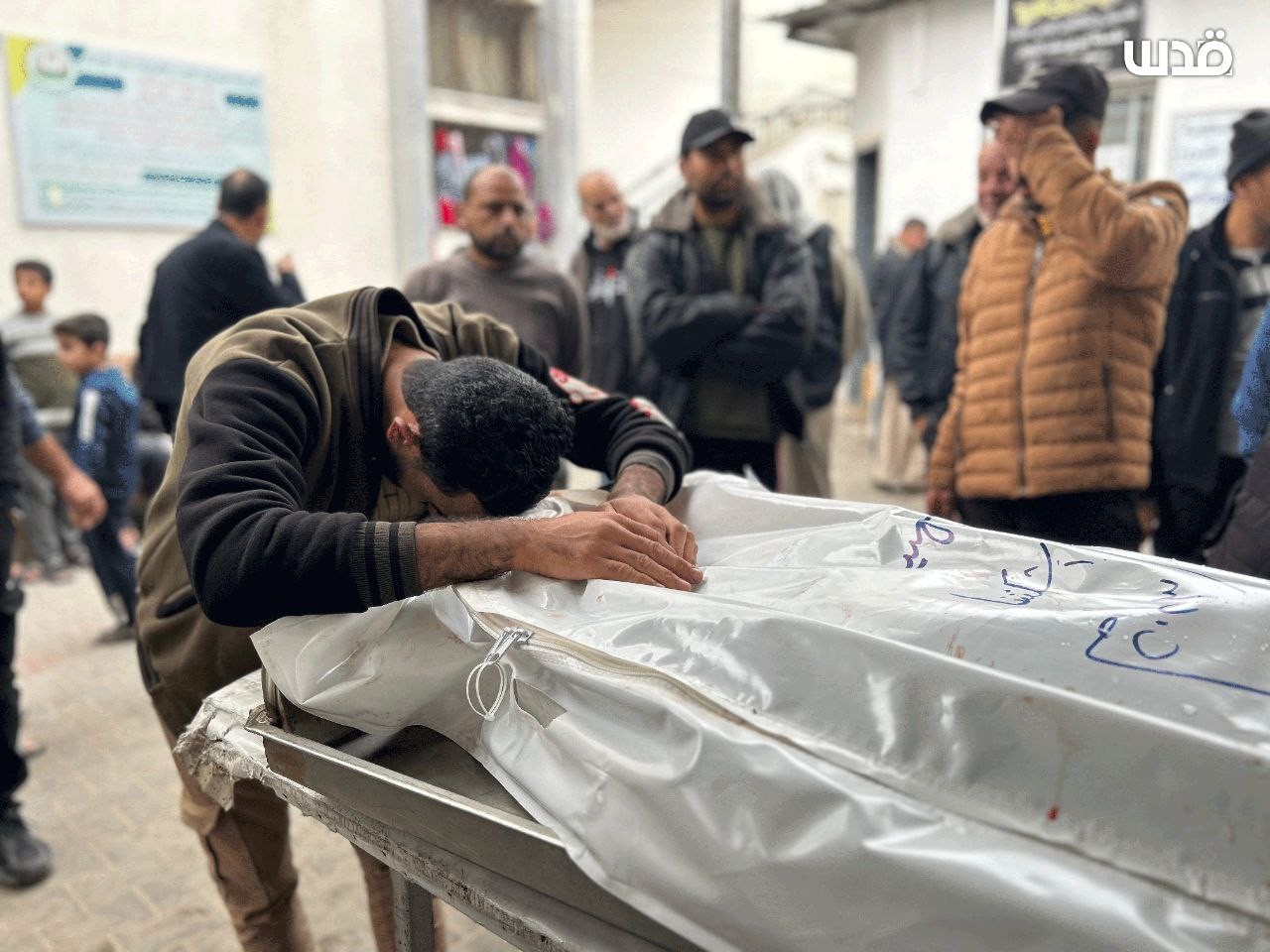 8 شهداء وعدد كبير من المصابين في غارة إسرائيلية على منزل بدير البلح وسط غزة