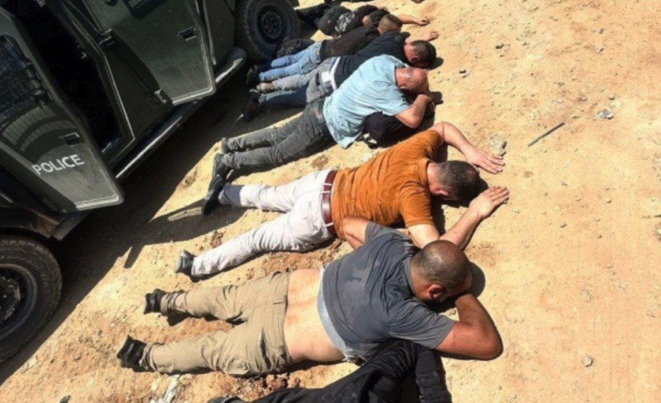 الاحتلال يعتقل 300 فلسطيني خلال أسبوع بتهمة اجتياز الجدار الفاصل