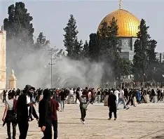 الاحتلال يغلق المسجد الأقصى لليوم الثالث ويمنع المصلين من الوصول إليه