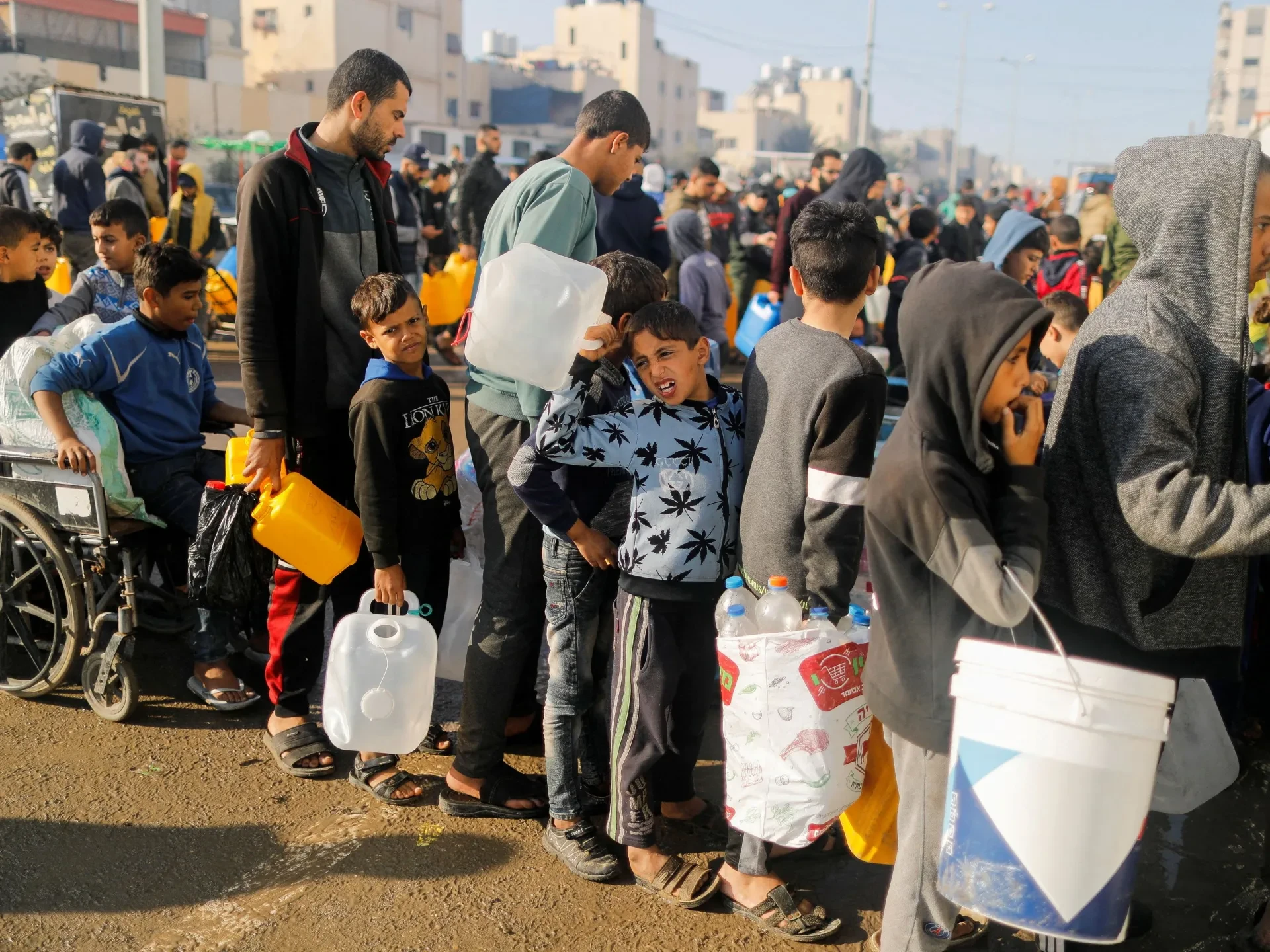 الإعلامي الحكومي: الاحتلال يفاقم معاناة النازحين في الجنوب ويعمّق الأزمة الإنسانية