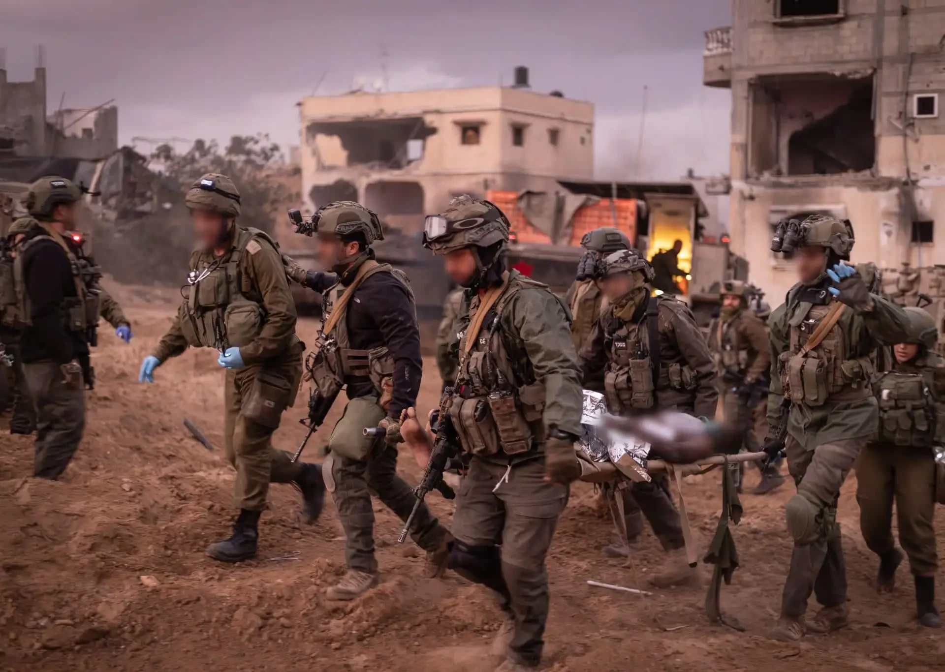 مصادر عبرية: إصابة جنود إسرائيليين بتفجير دبابة في غزة