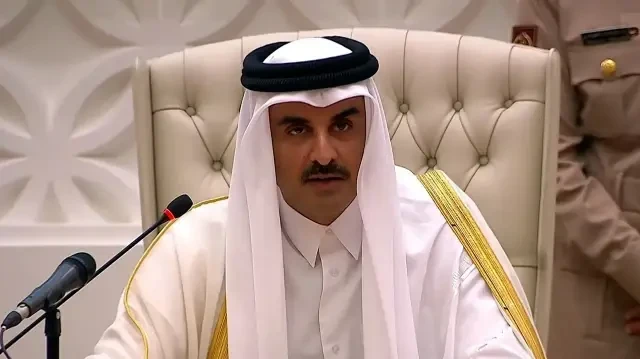 أمير قطر يطالب بتحرك دولي عاجل لإعادة إعمار غزة