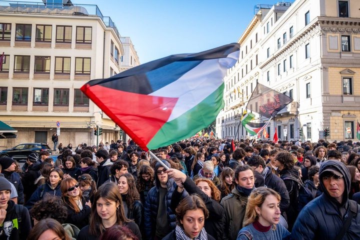 أعلام فلسطين ترفع في شوارع إيطاليا خلال احتجاجات ضد دعم (إسرائيل)