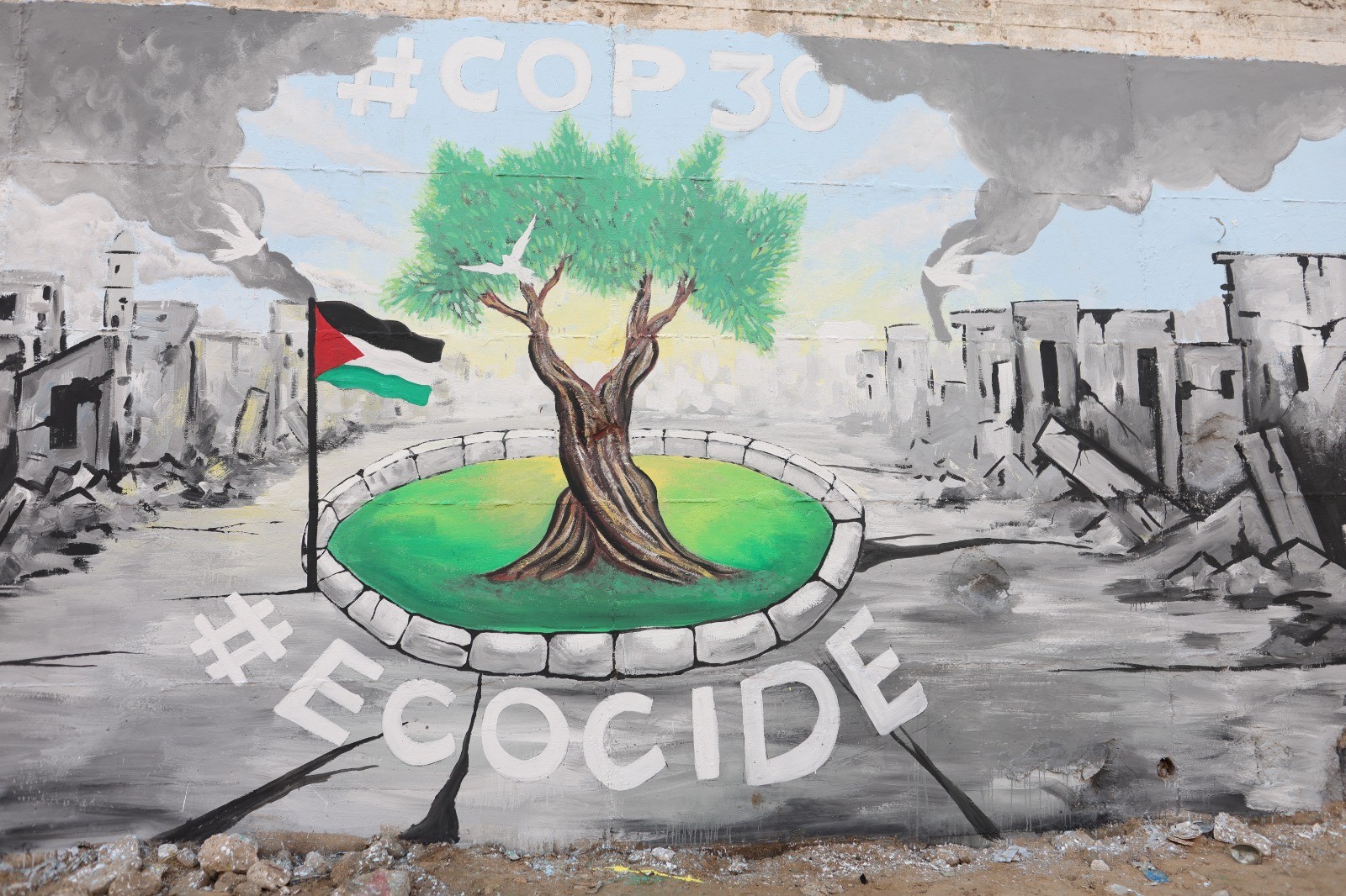 نشطاء من غزة يرسمون جدارية تندد بالإبادة البيئية وتوجّه رسالة إلى مؤتمر المناخ في البرازيل