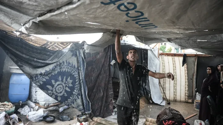 غزة على حافة كارثة إنسانية.. خيام متهالكة ومستشفيات بلا إمدادات