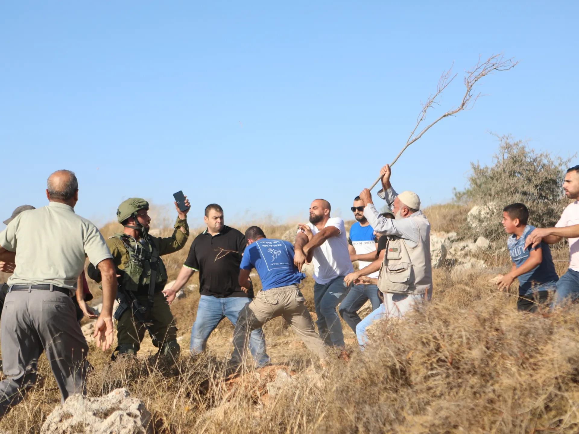 فتنة التلال تشتعل في الضفة: فتيان المستوطنات يهددون الأمن بعد تشجيع بن غفير