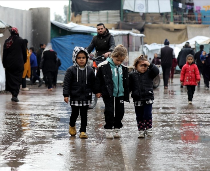 شتاء غزة القاسي.. نازحون يواجهون البرد تحت خيام مهترئة وحصار خانق