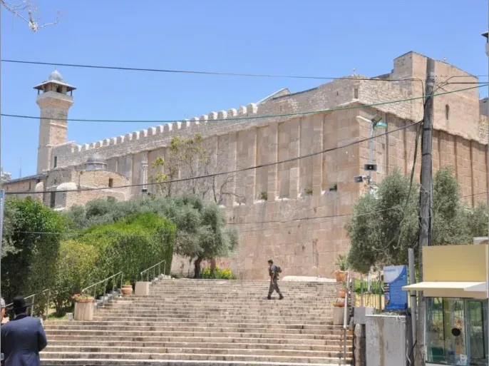 حماس: تحويل محيط المسجد الإبراهيمي إلى ثكنة استيطانية سياسة تطهير عرقي