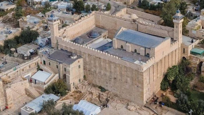 الاحتلال الإسرائيلي يسيطر على الباحة الداخلية للحرم الإبراهيمي