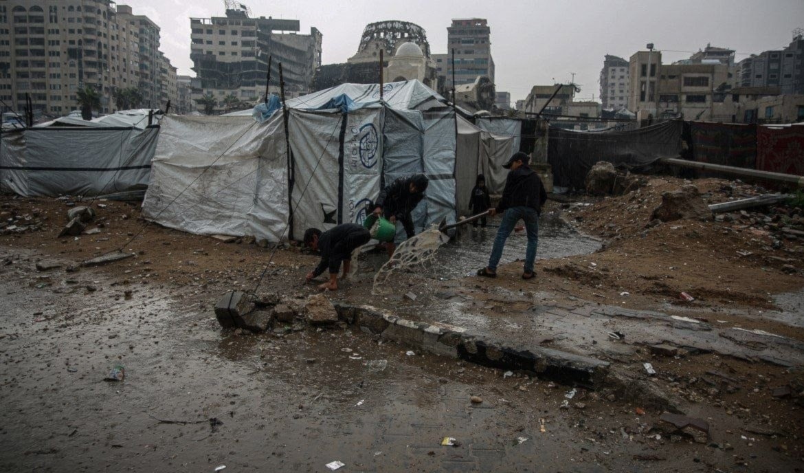 الإعلامي الحكومي يحذر من تداعيات مناخية خطيرة على العائلات النازحة