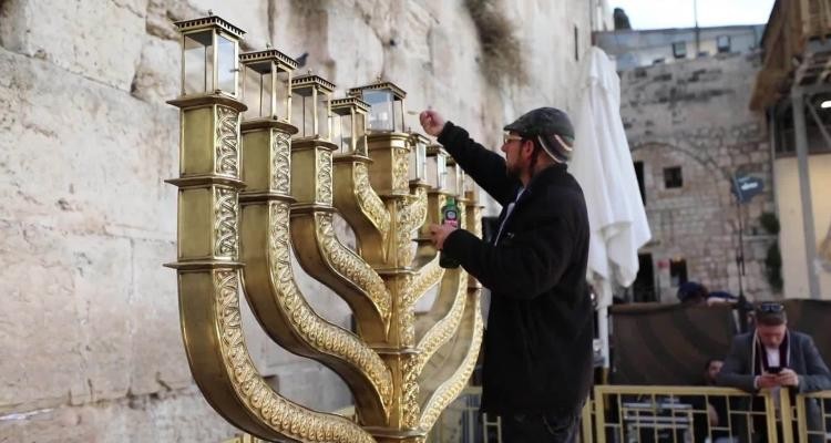 "الحانوكاه" عيد توراتي يتحوّل إلى أداة استفزاز وتهويد من الأقصى إلى غزة