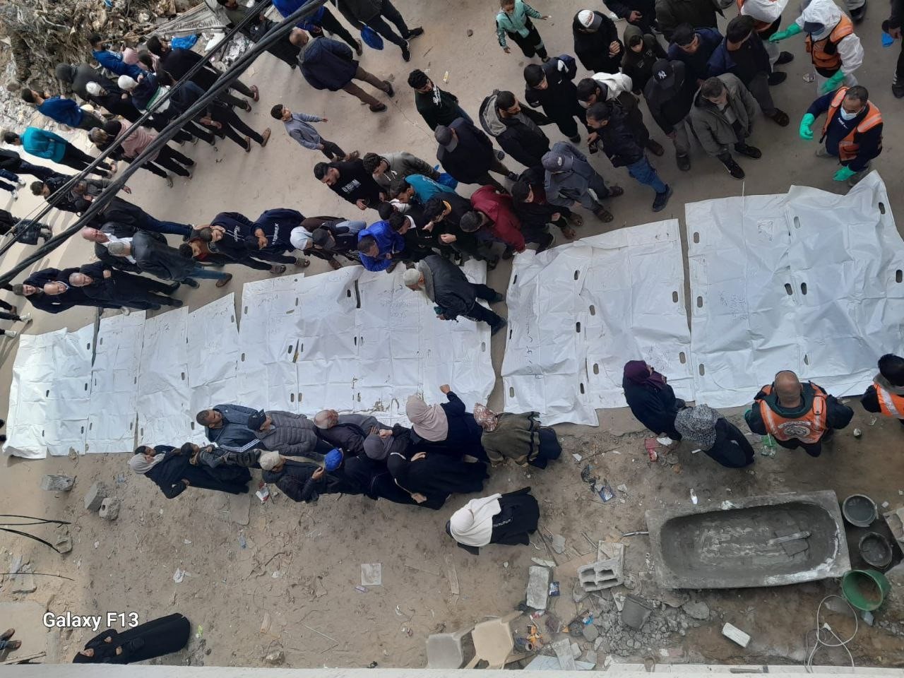 الدفاع المدني بغزة يبدأ انتشال جثامين الشهداء من تحت الأنقاض بإمكانات بدائية