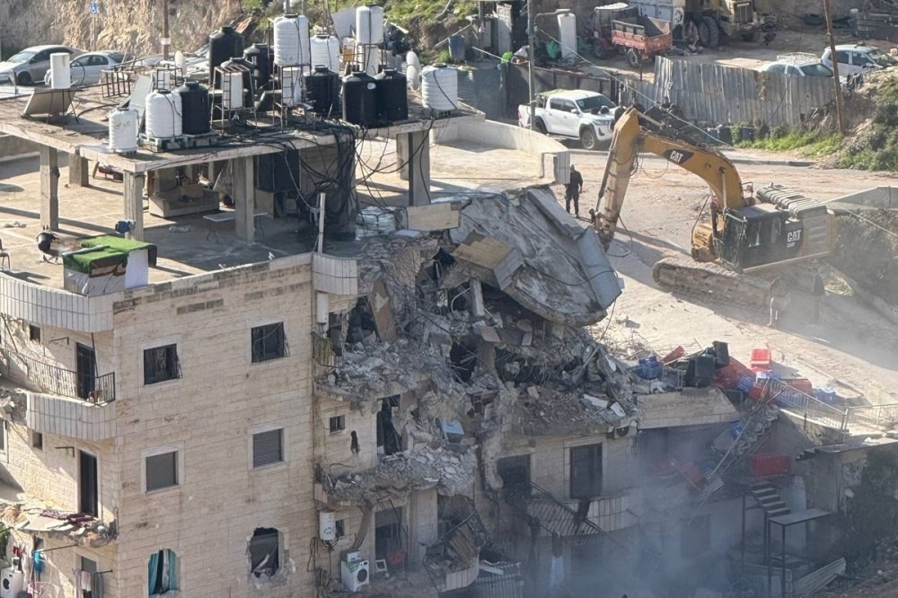 حماس: هدم عمارة سكنية في واد قدوم بسلوان جريمة حرب وتصعيد خطير لتهجير المقدسيين