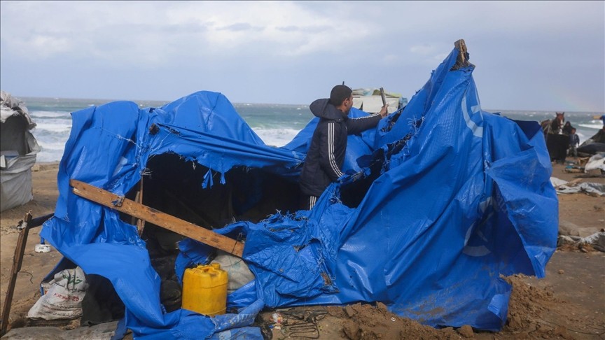السراج: انهيار المباني وغرق الخيام يهدد حياة المدنيين في غزة