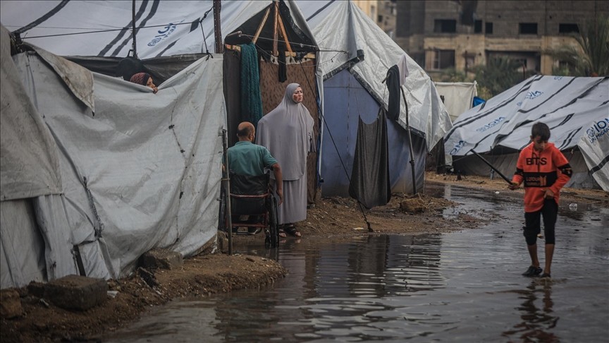 الخيام تتطاير… شتاء غزة يقتلع آخر ما تبقّى من ستر النازحين