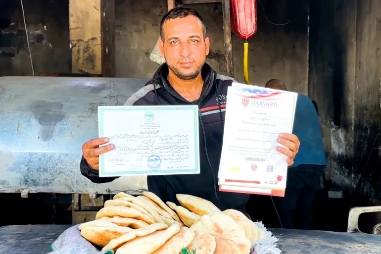 من قاعات الجامعات إلى وهج الفرن: حكاية أكاديمي لم يغادر غزة!