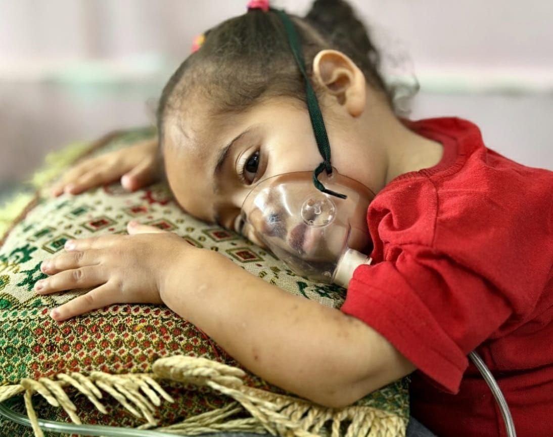 لانا زعرب.. صراع مع مرض نادر مرهون بتحويلة طبية 