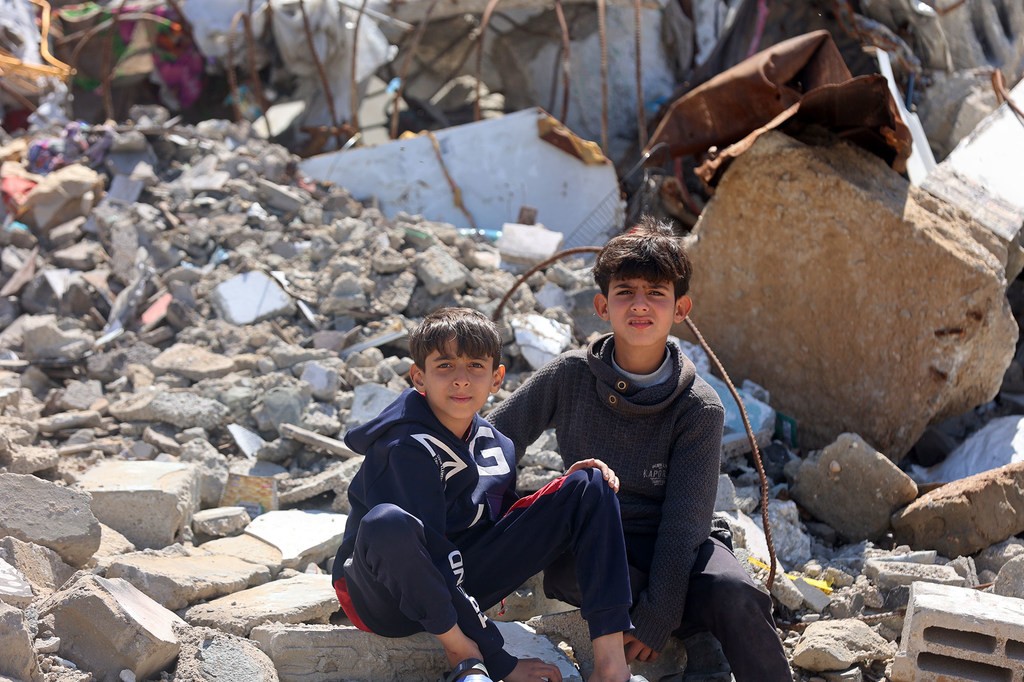 يواجهون الجوع والبرد والمرض..انهيار حقوق 900 ألف طفل غزي
