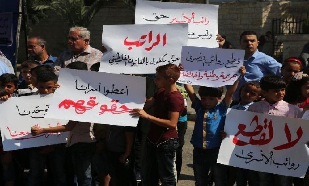 غليان شعبي رفضا لقرار السلطة وقف رواتب عائلات الشهداء والأسرى والجرحى