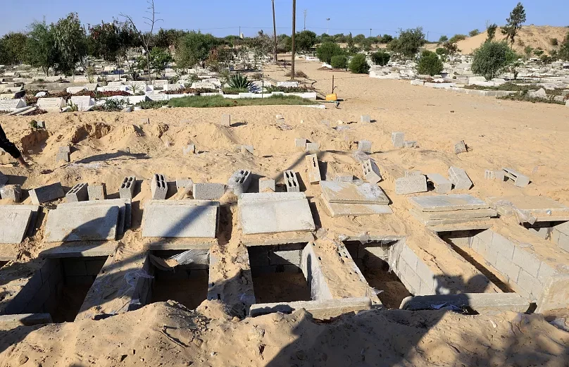 "مقابر بلا أسماء": تحقيقات تكشف سياسة "إسرائيلية" ممنهجة لإخفاء الشهداء في غزة