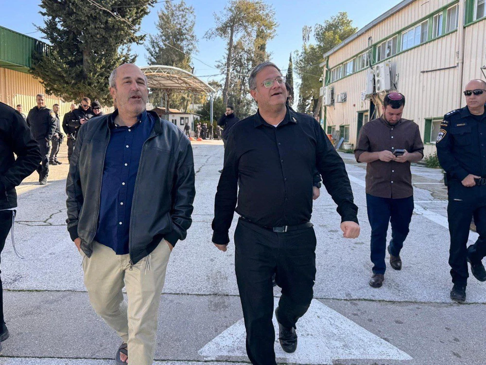 حماس تطالب بملاحقة قادة الاحتلال بعد هدم مقر الأونروا في القدس