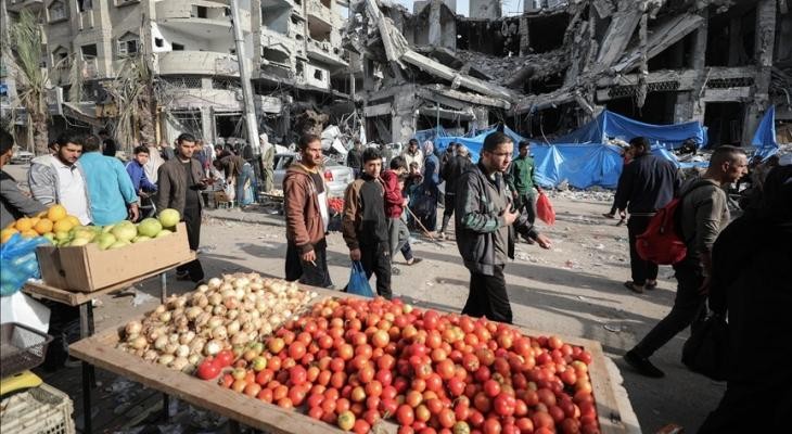 سوق العمل في غزة.. بطالة خانقة وأسعار تلتهم ما تبقى