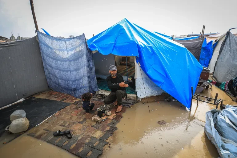 ارتفاع وفيات البرد في غزة إلى 7 شهداء وانجراف 7000 خيمة خلال يومين