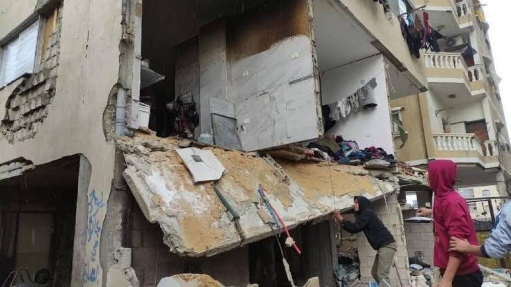 انهيار منزلين سكنيين في غزة نتيجة أضرار قصف سابق