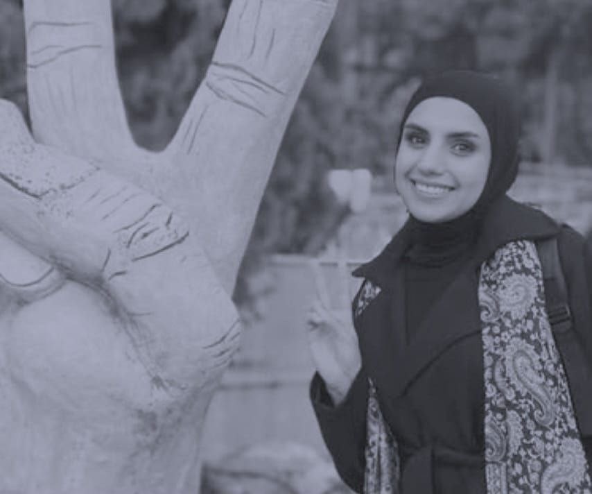 بين الاعتقال والتفتيش العاري.. إيناس خلاوي تروي تفاصيل 11 يومًا في السجن