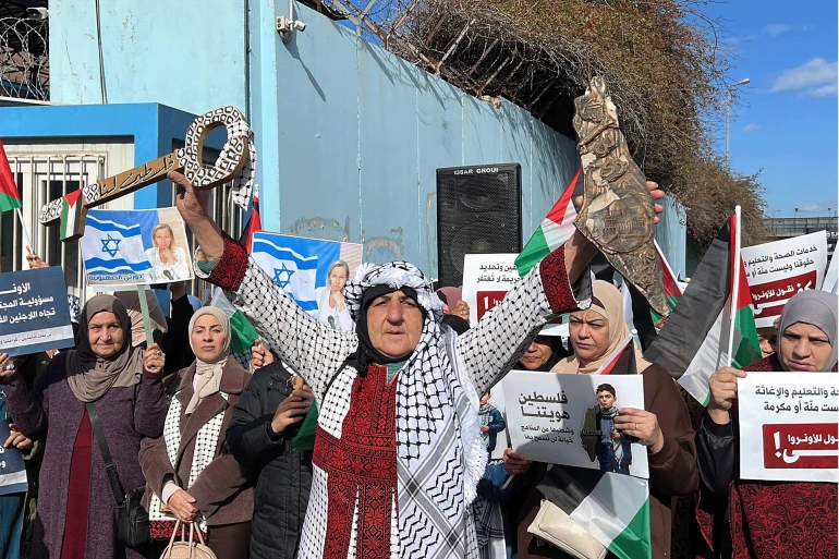 اسم فلسطين خارج المنهاج.. تعديل خريطة في كتاب الأونروا يفجّر احتجاجات اللاجئين بلبنان