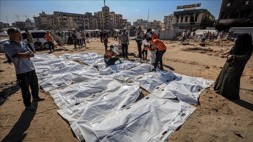 الدفاع المدني ينتشل 37 جثمانًا لشهداء من حي الدرج وسط مدينة غزة