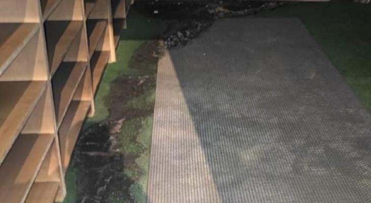 مستوطنون يضرمون النار في مدخل مسجد أبو بكر الصديق جنوب نابلس