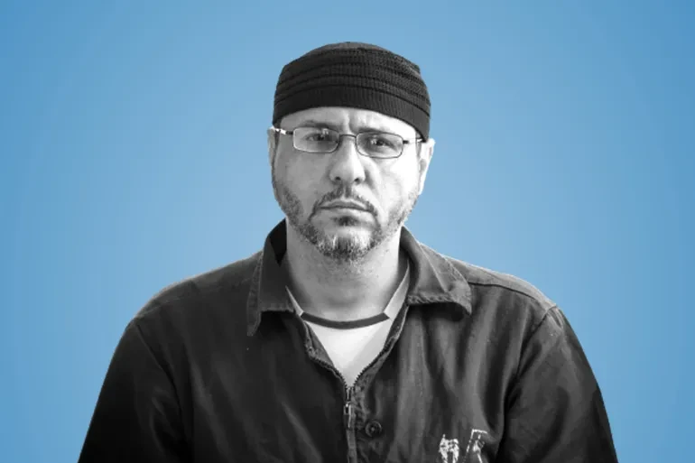 إعلام الأسرى: إصابة الأسير القائد عبد الله البرغوثي خلال قمع الأسرى في سجن جلبوع