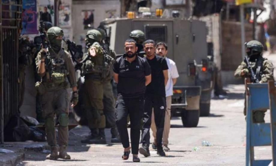 41 معتقلًا بينهم 4 مواطنات ونائب رئيس بلدية في حملة اقتحامات بالضفة