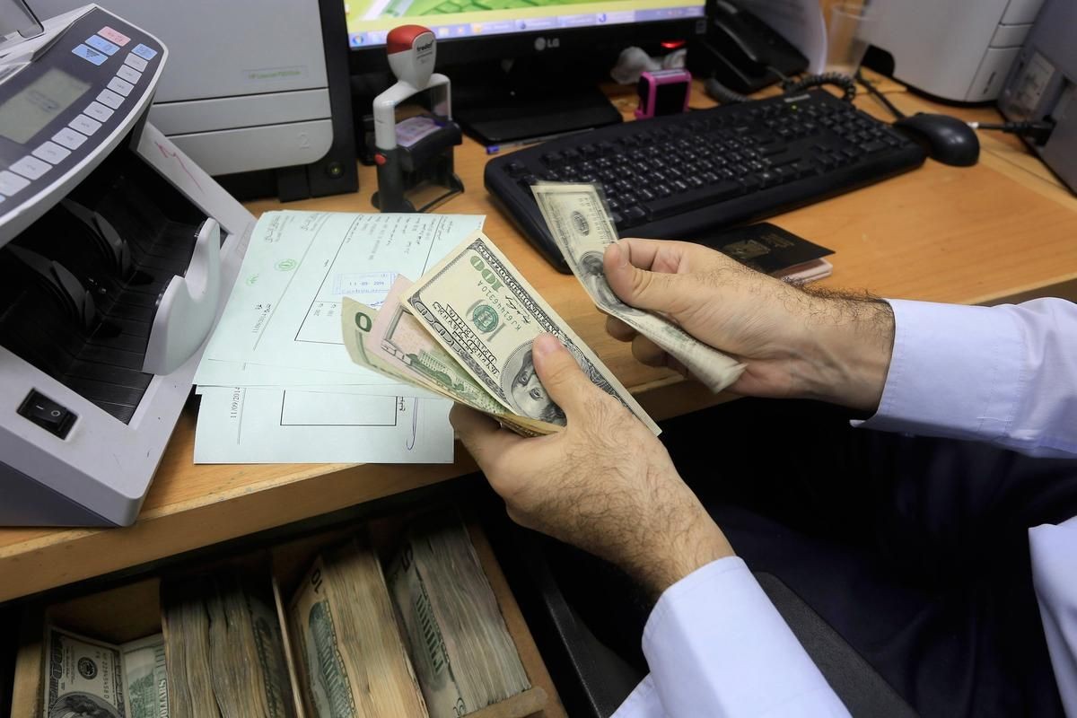  لعدم التزامها بقرار تداول العملات القديمة.. "مباحث التموين" تُغلق 5 محال صرافة في غزة