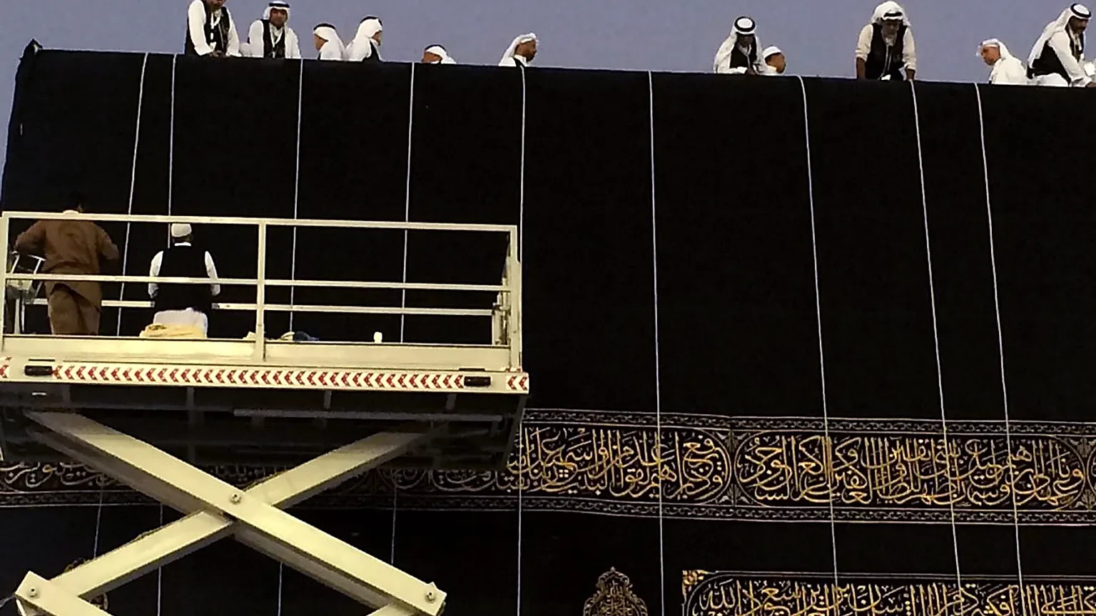 تسريبات صادمة.. سيدة أعمال إماراتية نسّقت نقل كسوة الكعبة إلى جيفري إبستين