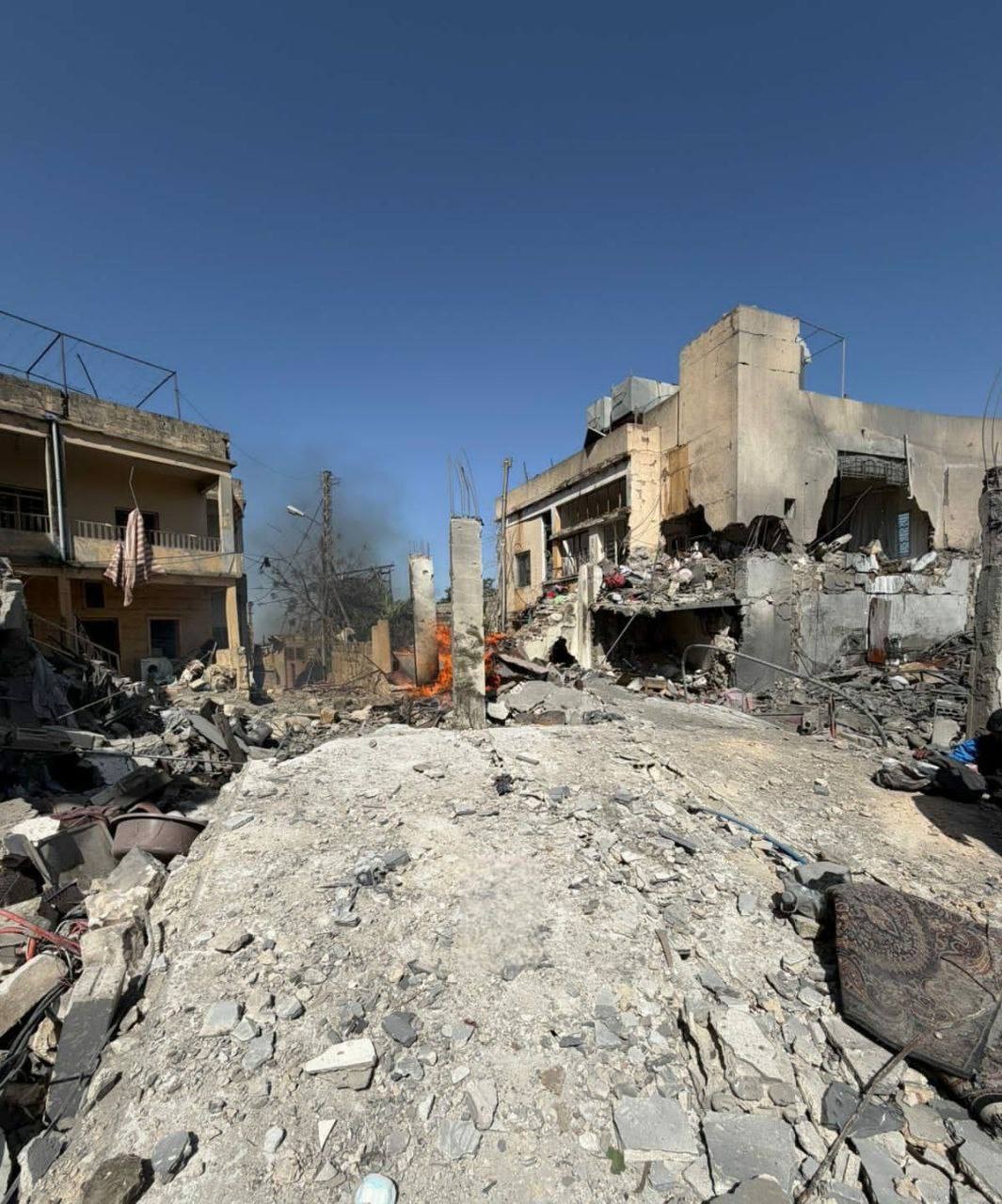 آثار غارة الاحتلال على بلدة دير الزهراني في جنوب لبنان