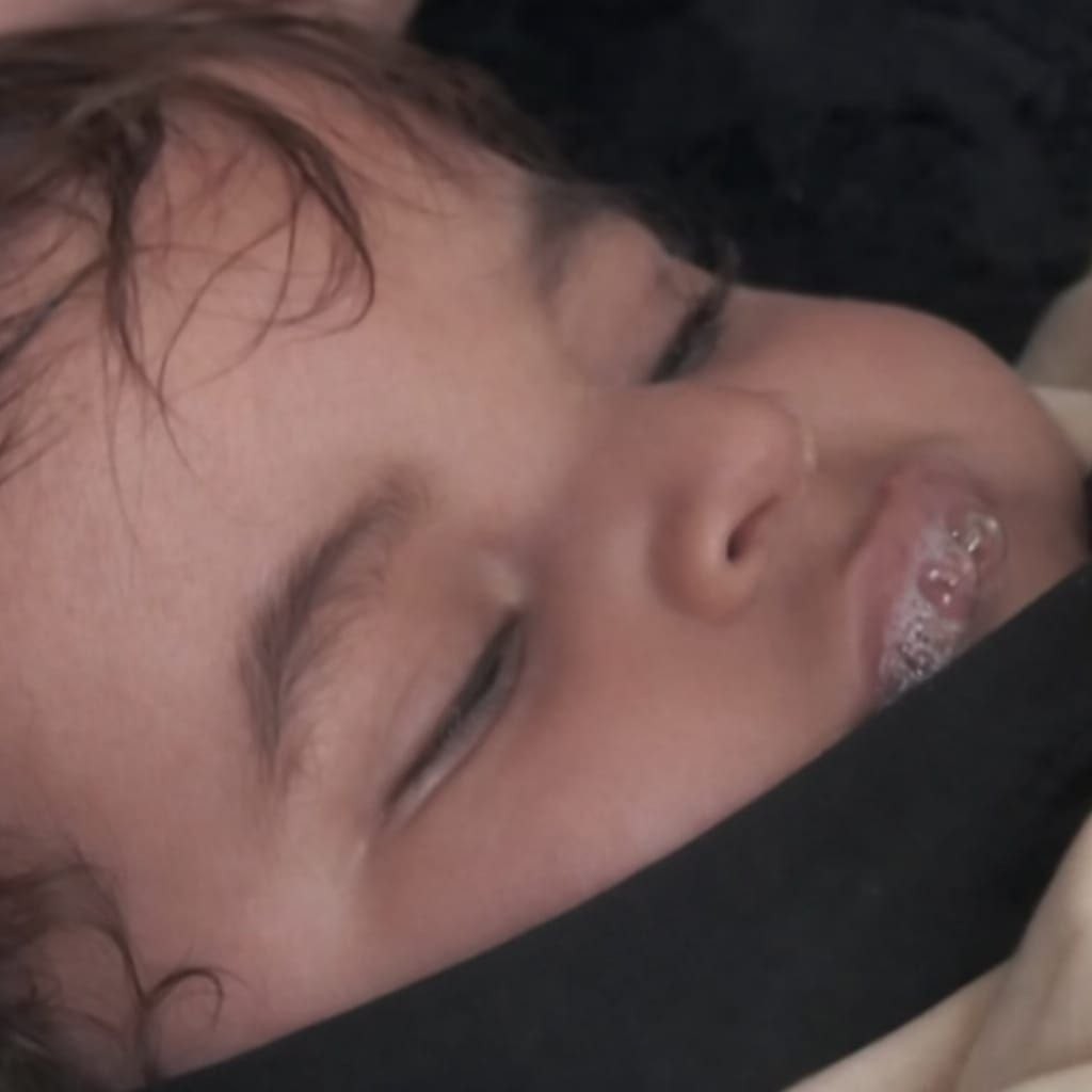 هاني في حضن أمه… طفلٌ يصارع التشنجات فيما ينتظر إذنًا للحياة خارج غزة