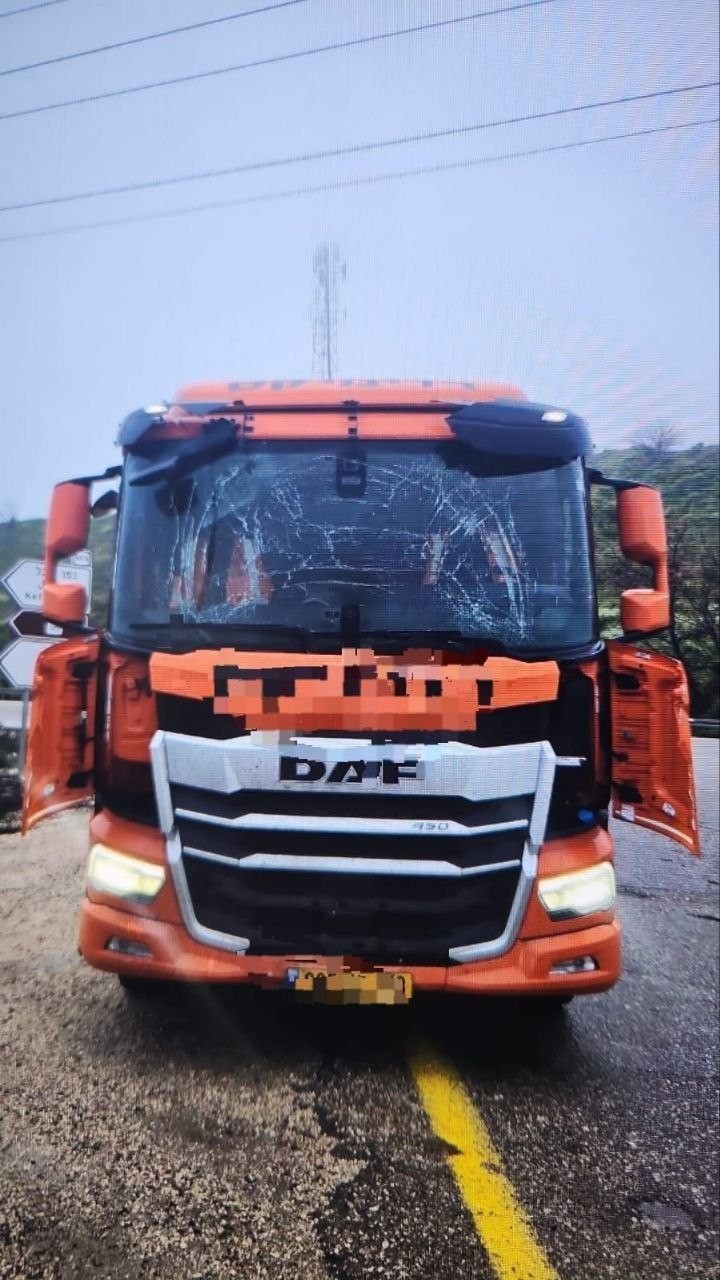 شاحنة أصابتها مسيرة أطلقت من لبنان باتجاه مستوطنة "كريات شمونة" شمال فلسطين المحتلة.