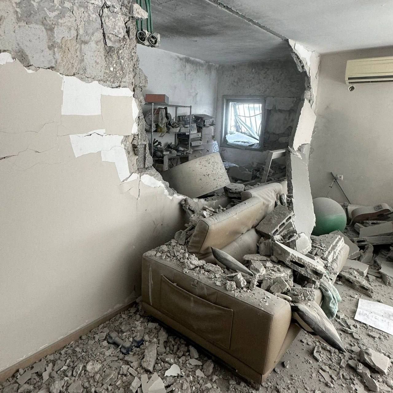 أضرار كبيرة بمنازل ومركبات المستوطنين في "تل أبيب" وسط فلسطين المحتلة بفعل رشقة صاروخية إيرانية