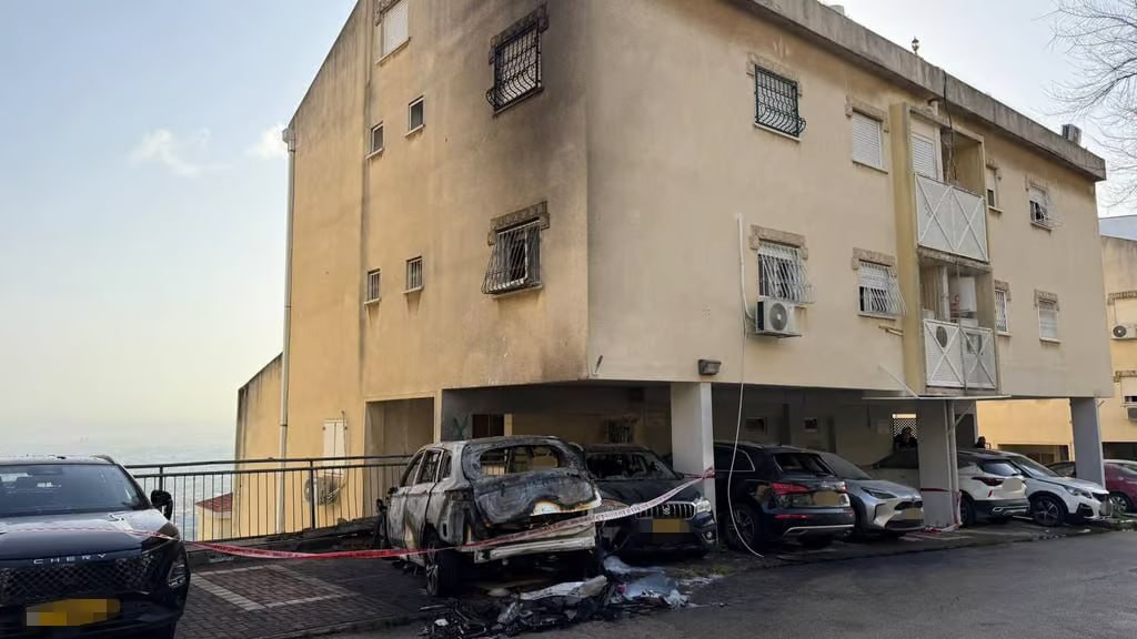 مركبات أحرقت بفعل الشظايا الصاروخية الإيرانية على حيفا شمال فلسطين المحتلة