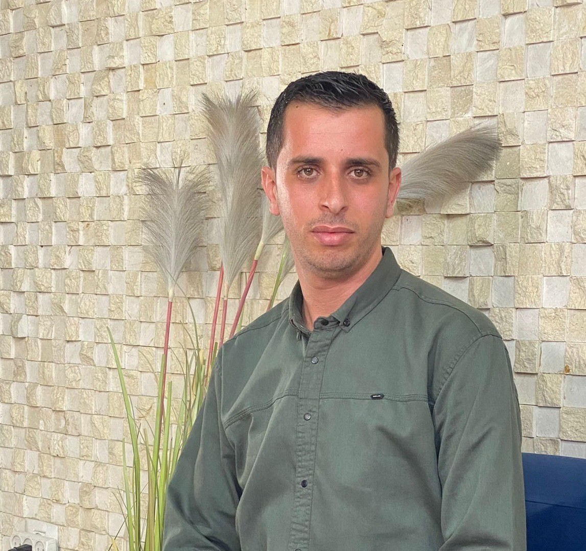 صورة للكاتب والمختص في الشأن الاقتصادي أحمد أبو قمر