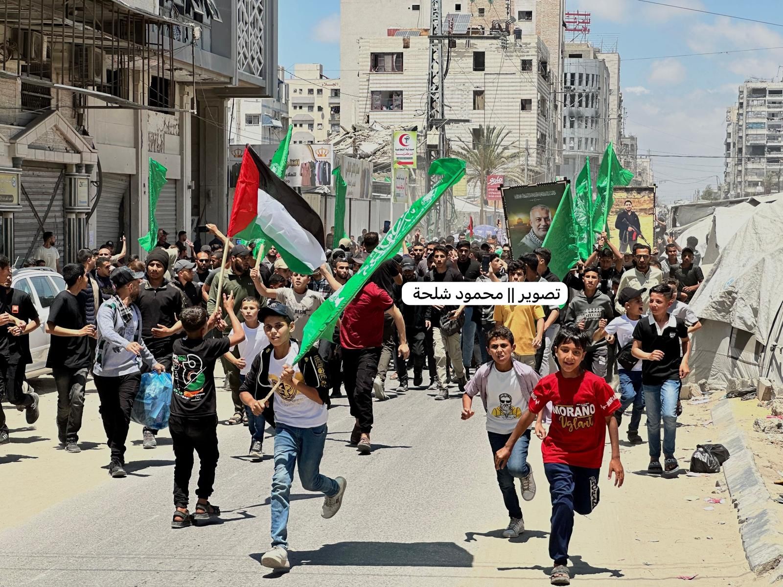 أطفال يركضون أمام جنازة القائد عودة