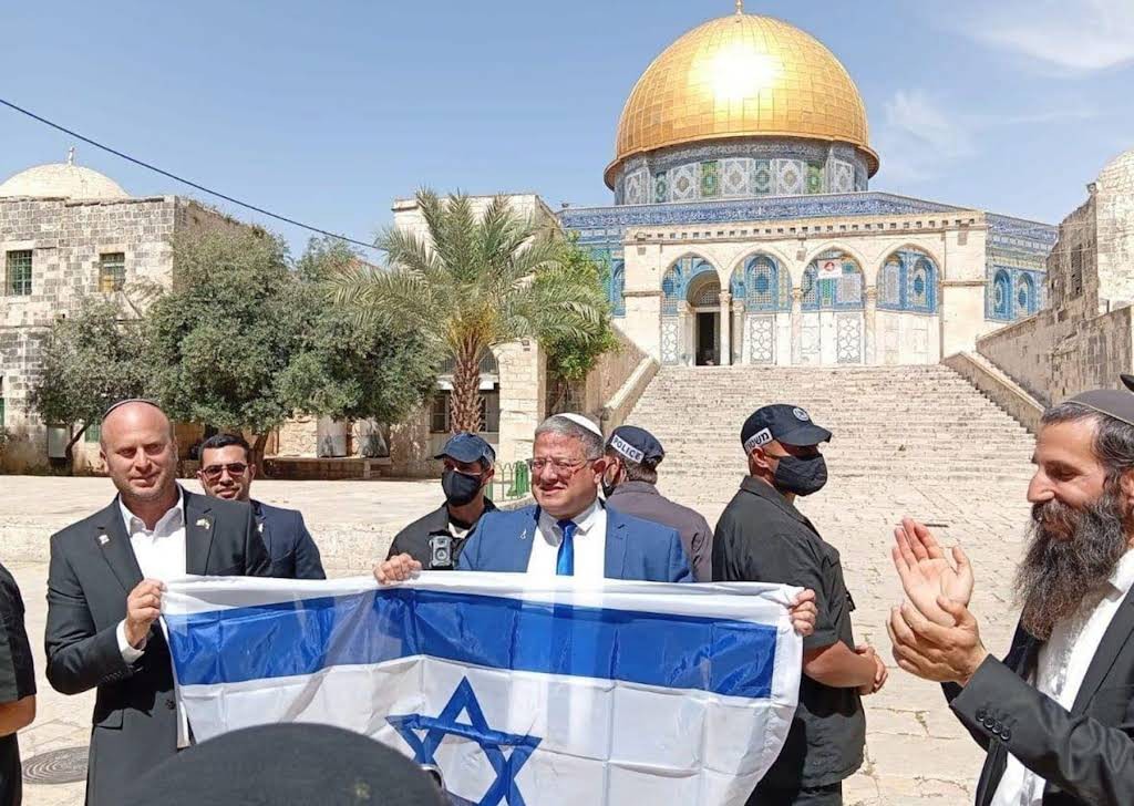 صورة لاقتحام "بن غفير" المسجد الأقصى ورفع علم الاحتلال