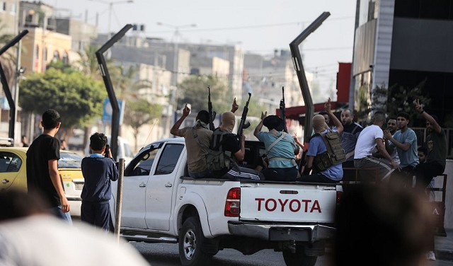 صورة لمقاتلي حركة حماس في غزة أثناء معركة طوفان الأقصى