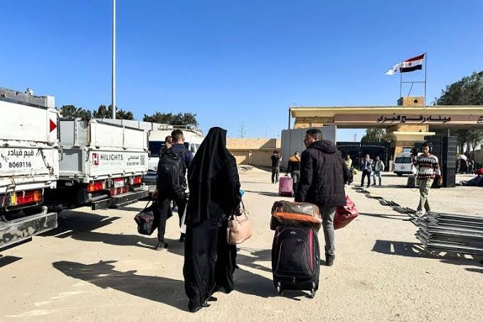 منع إسرائيل فلسطينيين من العودة إلى غزة سياسة تعسفية ترسخ التهجير القسري