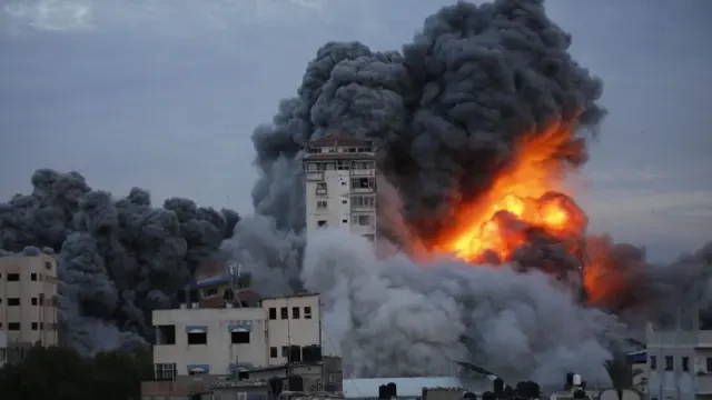 شهيد بمخيم المغازي.. قصف مدفعي وإطلاق نار في القطاع (1).webp