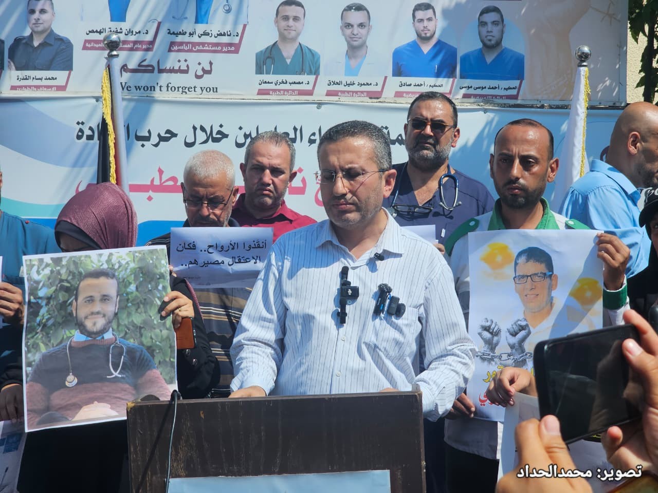 وقفة احتجاجية في مجمع ناصر للمطالبة بالإفراج عن الكوادر الطبية من سجون الاحتلال