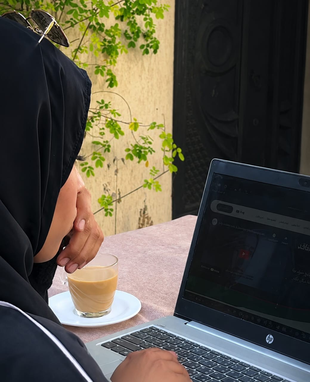 بعد أن فقدت زوجها وطفلتها... سلسبيل البردويل تحوّل الألم إلى منصة تفتح أبواب العمل لشباب غزة